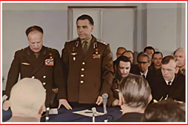 Ele subiu ao espaço pela primeira vez em 1964, comandando a nave Voskhod 1, com os cosmonautas Boris Yegorov e Konstantin Feoktistov. Esse foi o primeiro voo ao espaço de uma nave com mais de um tripulante. Em 26/4/1967, ele foi sepultado com honras de Estado  e suas cinzas enterradas na Necrópole da Muralha do Kremlin, na Praça Vermelha..