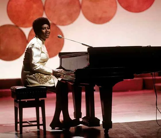 Aretha Franklin (1942 - 2018): nascida em Memphis, nos EUA, foi uma cantora e compositora de gêneros como soul, blues e gospel. Apelidada de “Rainha do Soul”, também era uma pianista de grande talento, destacando-se em performances no instrumento. A revista Rolling Stones a colocou em primeiro lugar na lista de maiores cantores de todos os tempos (entre homens e mulheres).

