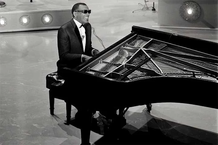 Ray Charles (1930 - 2004): natural do estado da Geórgia, nos Estados Unidos, é celebrado como um dos maiores nomes da música no século 20 (está no top 10 da revista Rolling Stones). Pioneiro da soul music, perdeu a visão na infância, o que não impediu que desenvolvesse seu talento instrumental e vocal. 

