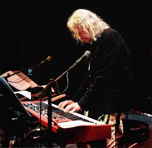 Marcos Valle: um dos principais nomes que surgiu na chamada “segunda geração da bossa nova”, nasceu em 14/09/1943 na cidade do Rio de Janeiro. Começou a estudar piano clássico na infância. Autor de músicas conhecidas como “Samba de Verão” e “Viola Enluarada”, ambas com o irmão Paulo Sérgio Valle”, construiu importante carreira internacional. 
