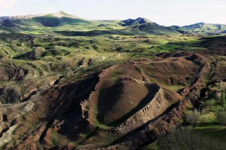 Segundo a Bíblia, a arca teria parado no Monte Ararat, na Turquia. A formação geológica que seria a arca está no distrito de Doğubayazıt, em Ağrı, e vem sendo cotada como sendo a arca desde sua descoberta, em 1956.