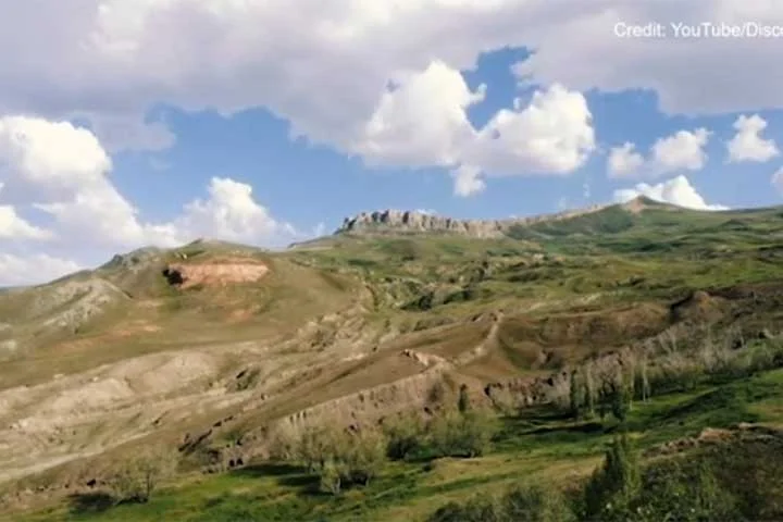 Desta forma, a Terra teria ficado cerca de 150 dias submersa até o topo das maiores montanhas do planeta, e, além, dos presentes na Arca, apenas os peixes sobreviveram.