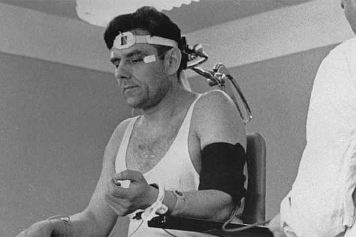 Segundo o livro, detectores nos Estados Unidos captaram as últimas palavras de Komarov, que teriam sido “Esta maldita nave! Nada em que coloco minhas mãos funciona direito, junto de gritos de raiva. 