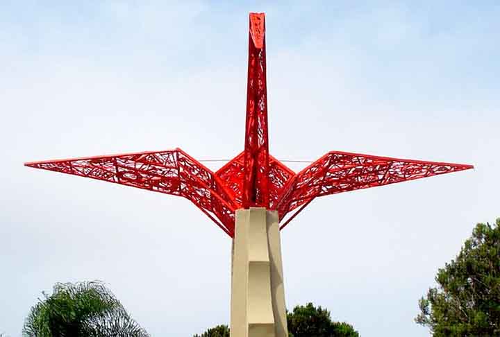 O grou-do-japão é visto como símbolo de sorte, saúde, felicidade, longevidade e fortuna, geralmente ligado às aves tsurus. Dizia-se que se uma pessoa fosse capaz de dobrar mil grous de papel, ganharia a realização de um sonho. 