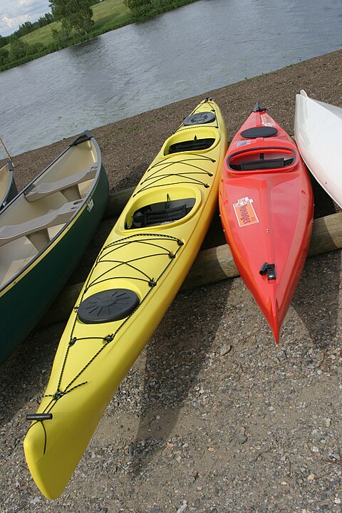 Caiaque - Embarcação leve e estreita, geralmente movida a remo duplo, ideal para navegação em rios, lagos ou mares calmos. Tradicionalmente usado pelos inuítes para caça, hoje é popular em esportes aquáticos e turismo de aventura. Feito de fibra ou plástico, é ágil e versátil.