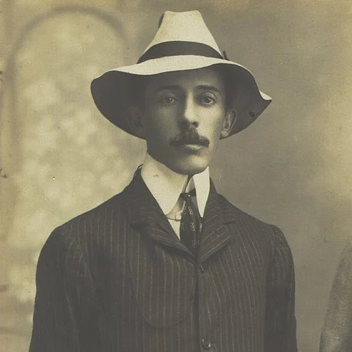 Santos Dumont nunca se casou nem teve filhos. As referências a ele até hoje são apenas por sua genialidade e inventividade. 