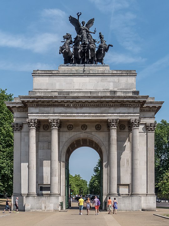 Arco de Wellington (Londres, Inglaterra)-  Também conhecido como Constitution Arch, foi construído em 1826 para comemorar as vitórias britânicas nas Guerras Napoleônicas. Hoje, é um marco histórico e abriga exposições.
