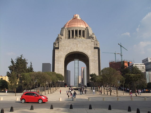 Monumento à Revolução (Cidade do México, México) -É um arco monumental que celebra a Revolução Mexicana (1910-1920). Com 67 metros de altura, é uma das maiores estruturas do tipo no mundo. Foi inaugurado em 1938, após ser transformado do projeto original dos anos 1910. Representa luta pela democracia e justiça social e abriga um mausoléu com os restos mortais de líderes revolucionários como Pancho Villa.