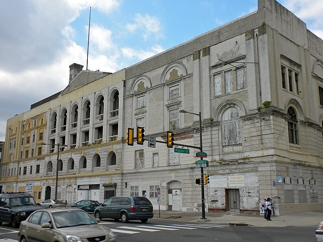Metropolitan Opera House (Nova York, EUA) - Parte do Lincoln Center, o Met é uma das maiores e mais prestigiadas casas de ópera do mundo, famosa por suas grandes produções e pela qualidade de suas apresentações.