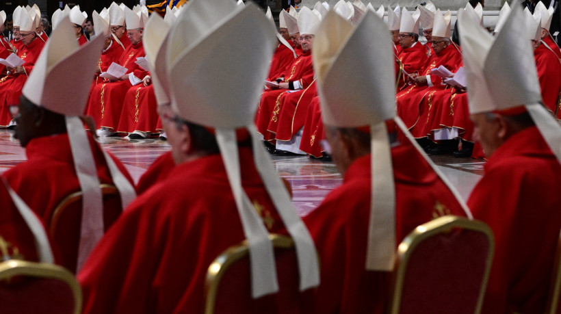 Cardeais em missa na basílica de São Pedro, no Vaticano. Vindos de todo o mundo, cardeais se encontram em reuniões preparatórias para o conclave 