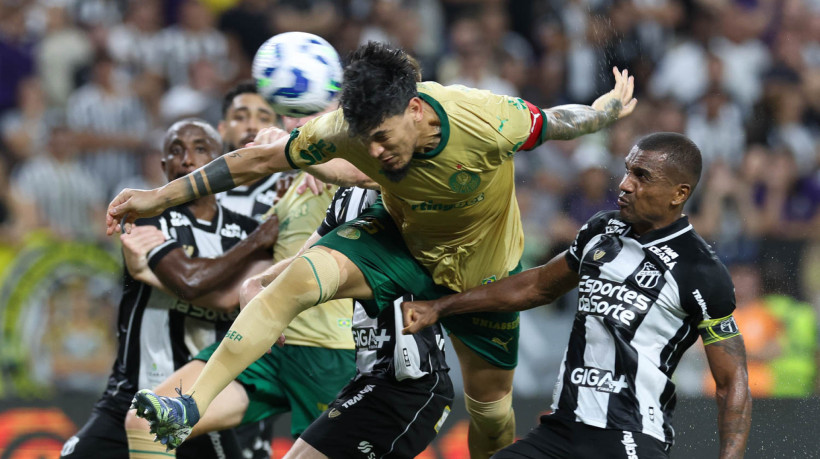 Gustavo Gómez e Marllon disputam lance no jogo Ceará x Palmeiras, no Castelão, pela Copa do Brasil 2025