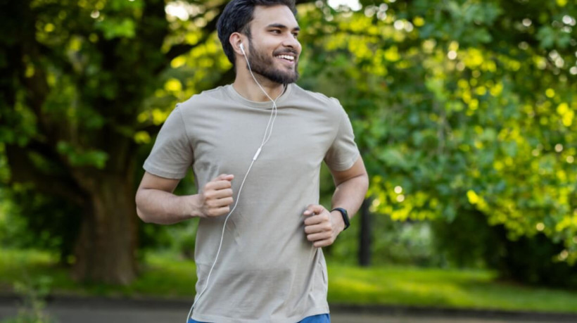 Praticar atividade física sem avaliação médica pode ser prejudicial para a saúde (Imagem: TetianaKtv | Shutterstock)
