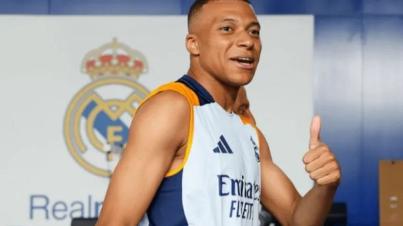 Convidados para o evento em Madrid, na Espanha, os irmãos ainda foram presenteados com um par autografado pelo atacante francês