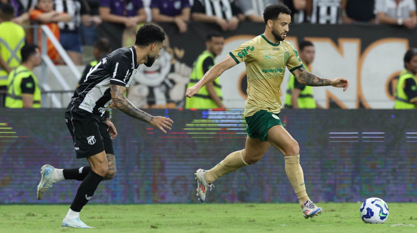 Matheus Bahia e Felipe Anderson disputam lance no jogo Ceará x Palmeiras, no Castelão, pela Copa do Brasil 2025
