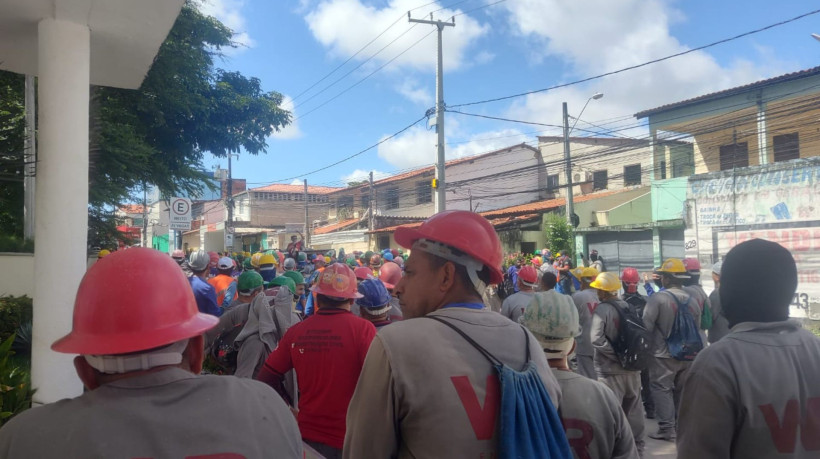 Trabalhadores da construção civil protestam e bloqueiam rua em frente a Câmara Municipal de Fortaleza (CMFor) nesta quarta-feira, 30, em busca de melhorias profissionais 