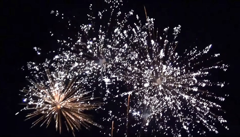 Ainda na década de 1980, os comerciantes da região perceberam que show de fogos se transformaria em um evento capaz de atrair turistas do mundo todo. Hotéis e empresários do bairro decidiram patrocinar os primeiros foguetórios no réveillon de Copacabana. 