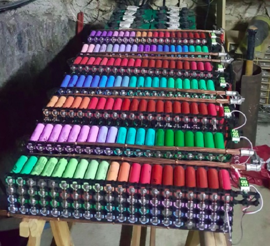 Para otimizar o desempenho e lidar com desafios como a descarga irregular, o criador passou a desmontar as baterias e utilizar suas células individualmente, montando racks personalizados.
