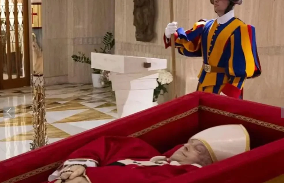 Imagens divulgadas pelo Vaticano que mostraram o corpo do papa Francisco, morto aos 88 anos, sempre tinham algum guarda perto do caixão. A Guarda Suiça é a força responsável pela segurança dos pontífices romanos.
