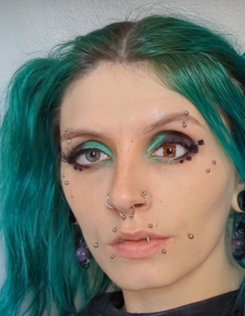 O piercing não tem relevo e fica dentro da camada de acrílico da prótese.