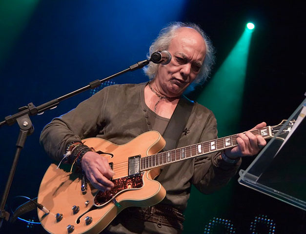 Sua trajetória se consolidou com a explosão da Jovem Guarda nos anos 1960, movimento que modernizou a música popular brasileira ao incorporar elementos do rock'n'roll internacional.