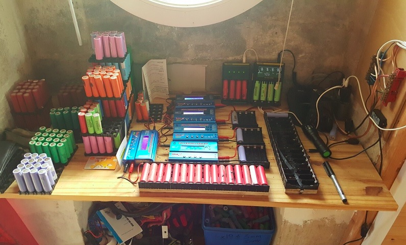 O projeto começou em 2016 com uma bateria de empilhadeira e alguns painéis solares, e foi evoluindo gradualmente até atingir 650 baterias organizadas em pacotes de 100 Ah, conectados entre si por cabos de cobre.