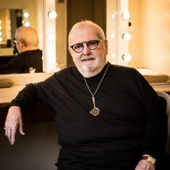 Gordo, quando está fazendo dieta, sempre faz a barba antes de se pesar.