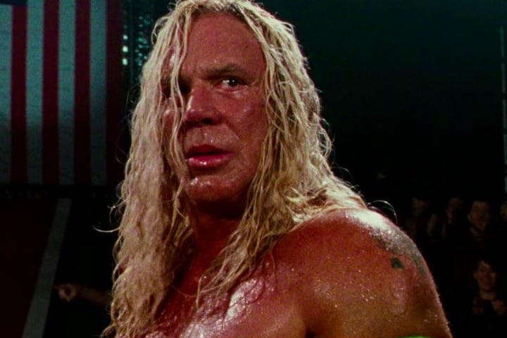 Depois disso, brilhou em O Lutador (2008) como Randy The Ram Robinson, um ex-lutador decadente que tenta reconstruir sua vida, num papel que refletia seu próprio percurso de redenção.