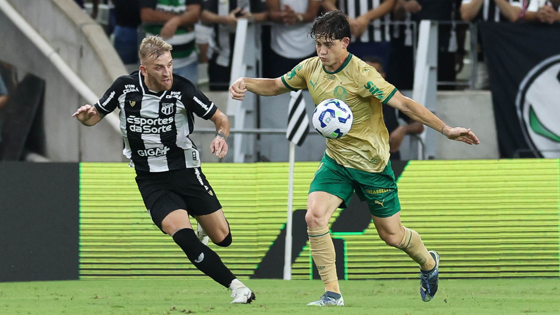 Pedro Henrique e Giay disputam lance no jogo Ceará x Palmeiras, no Castelão, pela Copa do Brasil 2025 (Foto: Cesar Greco/Palmeiras)
