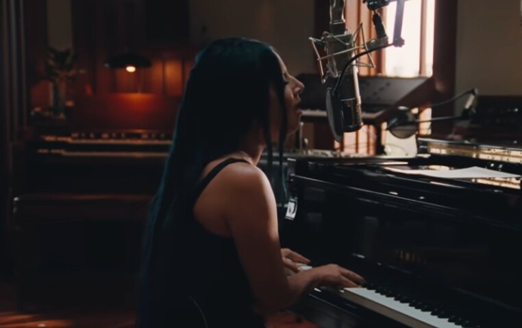 A artista, cujo nome de batismo é Stefani Germanotta, aprendeu a tocar piano ainda na infância. Em novembro de 2024, por exemplo, a “mother monster” lançou uma versão de “Disease”, cantando ao vivo e tocando o instrumento. 

