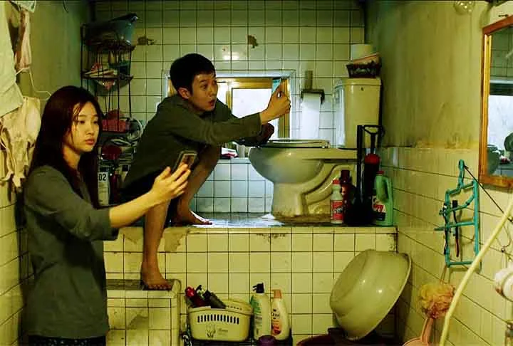 Parasita (2019): eis o primeiro filme vencedor do Oscar de melhor filme (em 2020) da lista. Dirigido por Bong Joon-ho, é um drama sul-coreano que segue a família Kim, que luta para melhorar sua situação financeira. Quando eles se infiltram na rica família Park, assumindo empregos como empregados, começam a explorar e manipular a situação para seu próprio benefício. O filme mistura comédia, drama e suspense para oferecer uma crítica social perspicaz sobre a desigualdade de classe e as complexidad