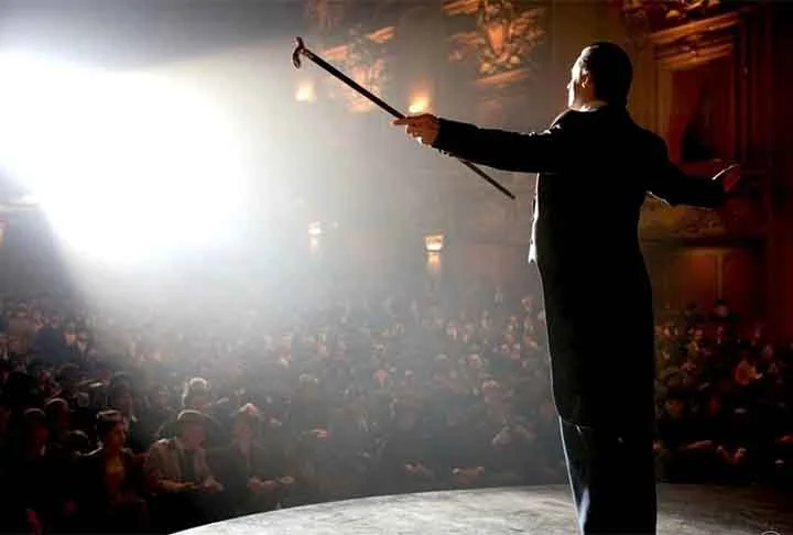 O Grande Truque (2006): segundo filme de Christopher Nolan na lista. É um suspense que explora a rivalidade entre dois mágicos do século XIX, Robert Angier (Hugh Jackman) e Alfred Borden (Christian Bale). A trama se centra em sua competição para criar o truque de mágica perfeito, levando a um ciclo de vingança e engano. Com uma narrativa intrigante e um final surpreendente, o filme oferece uma exploração fascinante dos limites do talento e da obsessão.