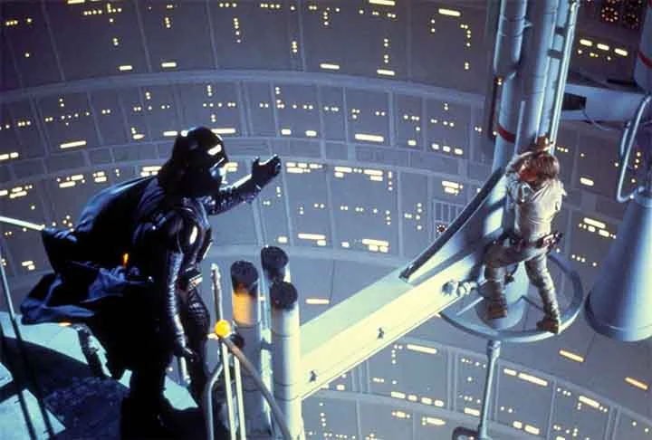 Star Wars: Episódio V - O Império Contra-Ataca (1980): uma das maiores reviravoltas da história do cinema. Quem nunca ouviu a frase I am your father (Eu sou o seu pai)? A segunda parte da trilogia original de Star Wars é conhecida por seu desenvolvimento de personagens, momentos emocionantes e a famosa revelação que muda o curso da saga. A mistura de aventura, drama e efeitos visuais revolucionários solidifica seu status como um clássico do cinema.