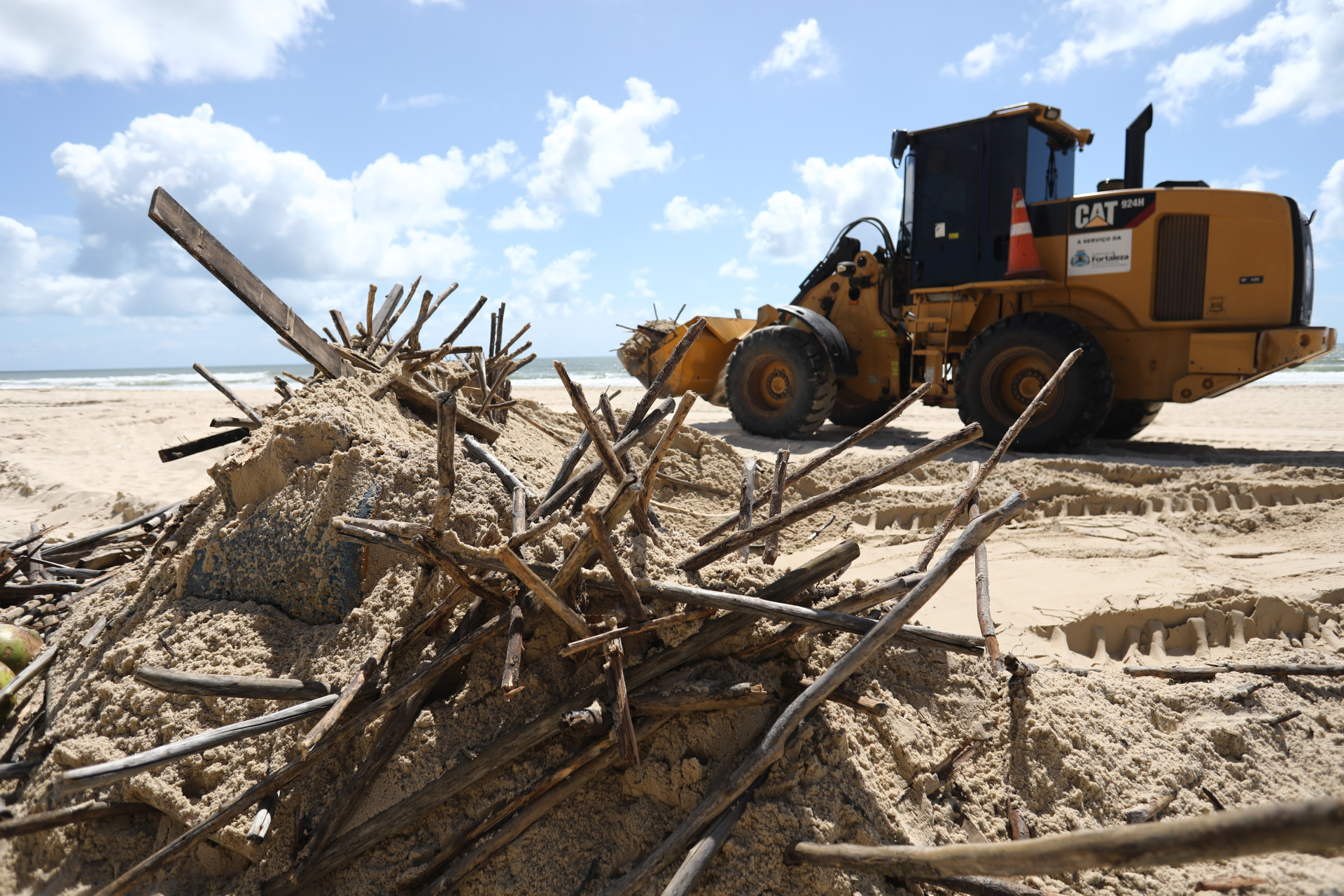 Retirada de barracas irregulares na Praia do Futuro em operação da SPU