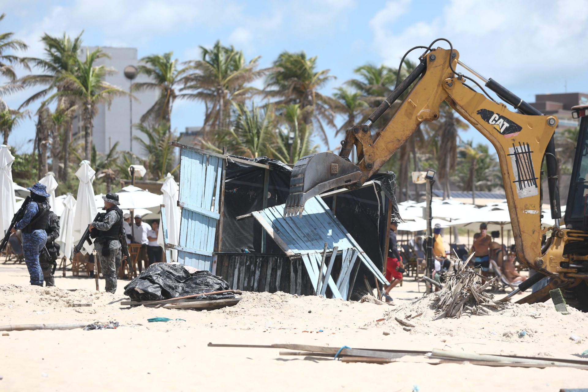Retirada de barracas irregulares na Praia do Futuro em operação da SPU