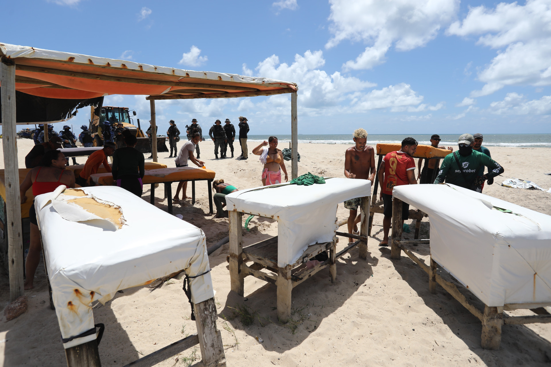 Retirada de barracas irregulares na Praia do Futuro em operação da SPU