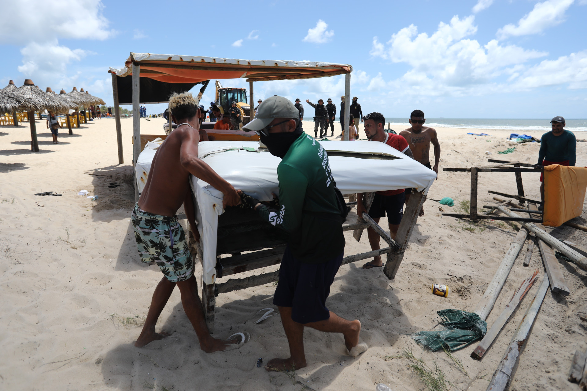 Retirada de barracas irregulares na Praia do Futuro em operação da SPU