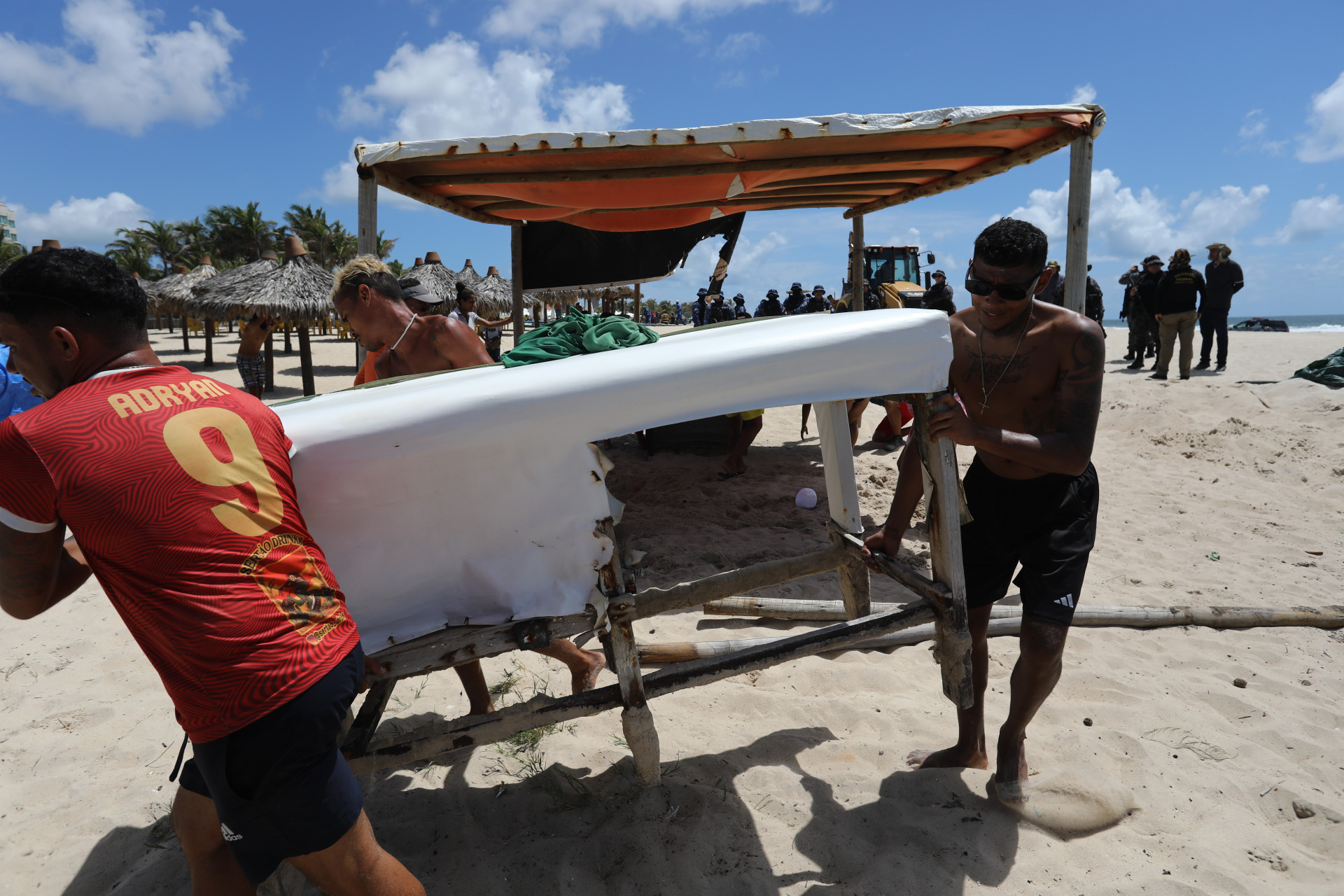 Retirada de barracas irregulares na Praia do Futuro em operação da SPU