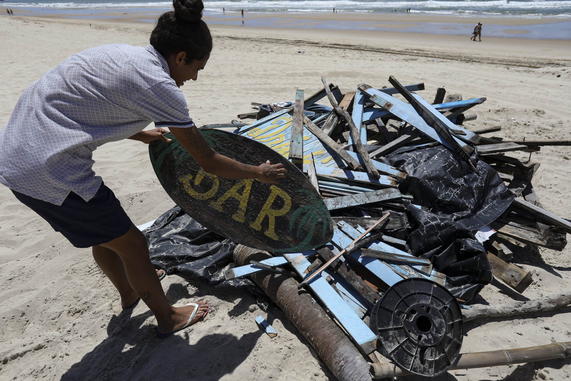 Retirada de barracas irregulares na Praia do Futuro em operação da SPU