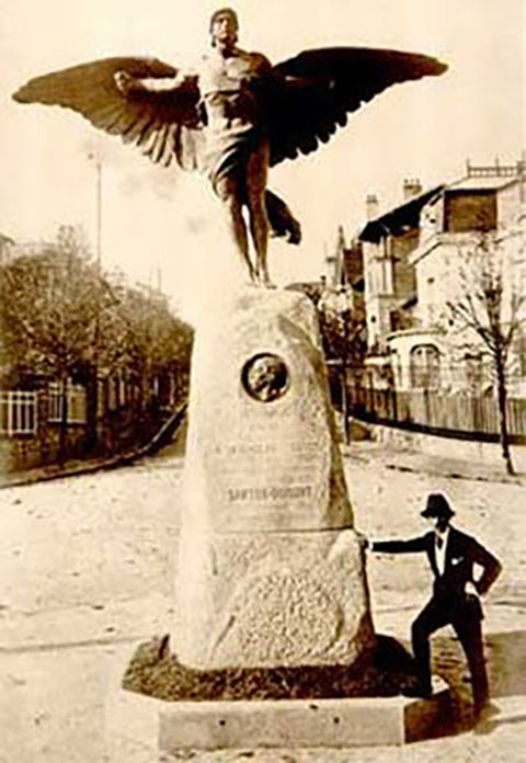 O túmulo é uma réplica da estátua de Ícaro, instalada na comuna francesa de Saint-Cloud em sua homenagem (na foto, ele junto da estátua em 1913).