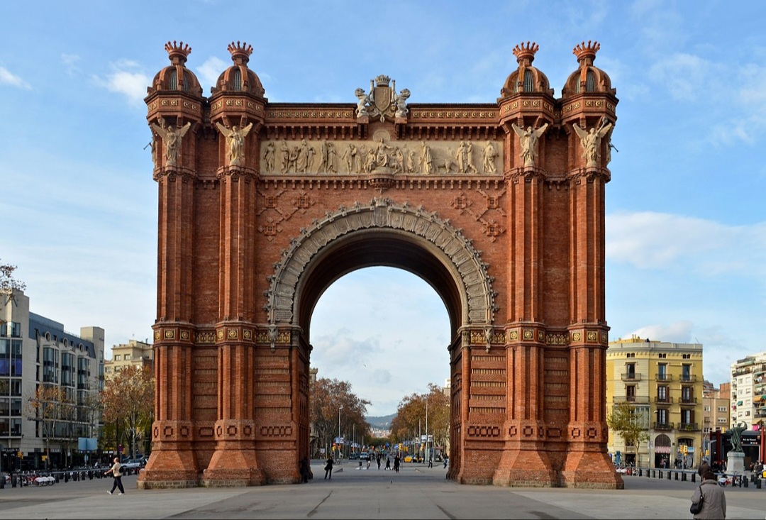 Arco del Triunfo (Barcelona, Espanha) - Construído em 1888 para a Exposição Universal de Barcelona, este arco em estilo neomudéjar é uma obra-prima arquitetônica e símbolo cultural da cidade, destacando-se por sua rica ornamentação.
