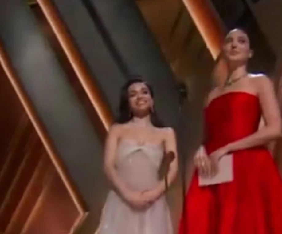 As duas atrizes subiram juntas ao palco, mas mal trocaram olhares - o clima frio foi notado por todos. A distância entre as duas reflete desentendimentos anteriores: Zegler fez críticas políticas envolvendo a Palestina que desagradaram Gadot, israelense e ex-militar.