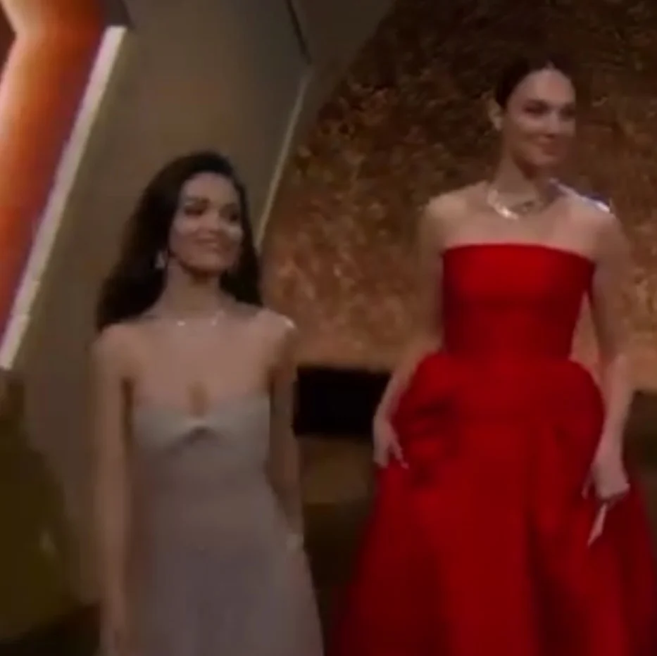 Em março de 2025, Zegler compartilhou diversas postagens nas redes sociais comemorando o lançamento do filme e homenageando colegas de elenco e equipe técnica. No entanto, fãs notaram que Gal Gadot não foi mencionada ou incluída em nenhuma das fotos.