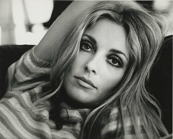Sharon Tate - A atriz e modelo americana de 26 anos, casada com o cineasta Roman Polanski, estava grávida quando foi morta a tiros e facadas por fanáticos seguidores de Charles Manson, em 9/8/69. Os criminosos pegaram prisão perpétua, exceto Linda Kasabian, que contou tudo em troca de imunidade.