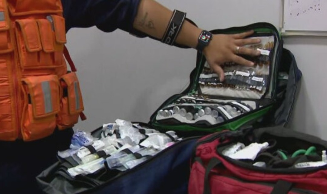 O profissional de saúde que vai de moto até o paciente leva uma bolsa com medicamentos, kits para contenção de hemorragias, desfibriladores (para quem está com alterações cardíacas) e oxigênio , entre outros itens.