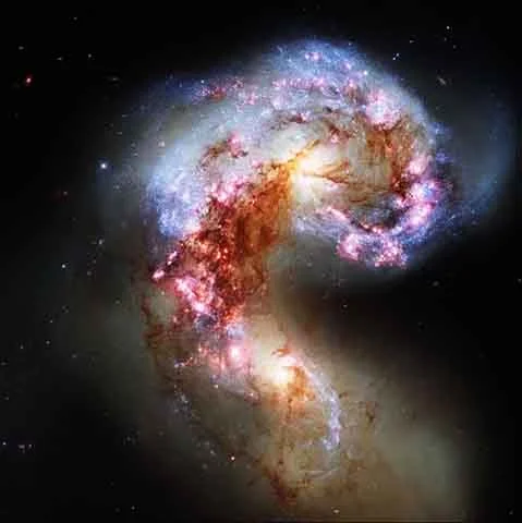 Colisão das galáxias Antennae - Registro mais nítido já feito dessa colisão das galáxias espirais que começaram a interagir há cerca de 200 milhões de anos. 
