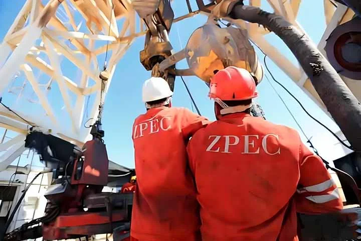 A fábrica, que também foi erguida graças ao capital chinês, faz o processamento para obtenção de açúcar branco.

