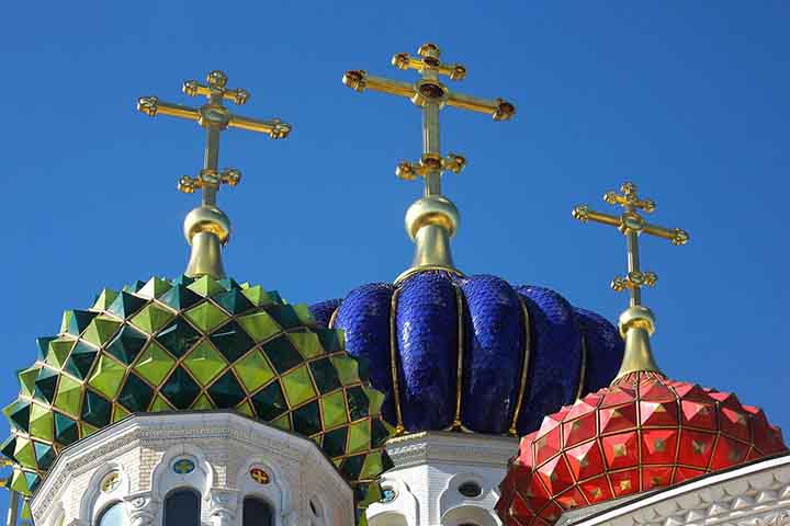 Cruz Grega – Tem quatro braços iguais e era usada em igrejas ortodoxas e arte bizantina. Simboliza equilíbrio, perfeição e os quatro cantos do mundo.