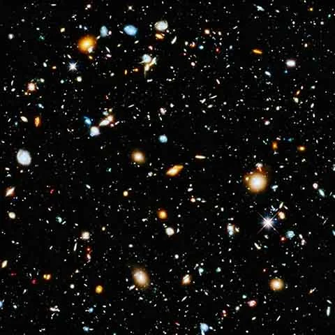 Em dezembro de 1995, o telescópio Hubble fez por dez dias imagem histórica na chamada primeira Hubble Deep Field (“Campo Profundo do Hubble Norte”). Esse registro revelou 3 mil galáxias distantes, um documento essencial para o entendimento de como evoluiu o universo primitivo. 

