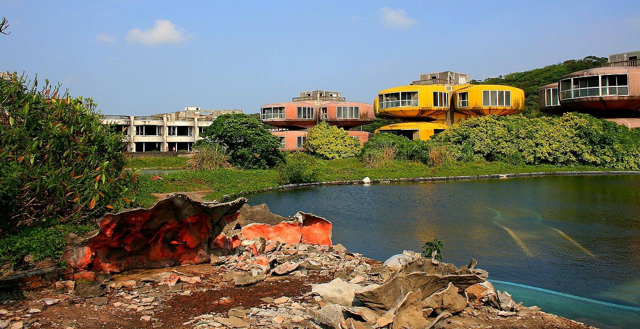 San Zhi (Taiwan) - Um complexo de resort começou a ser construído em 1978 para atrair turistas com hospedagens de alto padrão. Mas houve uma sucessão de mortes em acidentes inexplicáveis e o governo tentou abafar, mas os próprios operários começaram a recusar serviço.