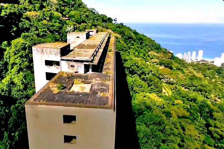 Enquanto isso, o prédio segue como uma figura emblemática e curiosa da paisagem carioca. Sua atmosfera enigmática e visual cinematográfico já serviram de cenário para videoclipes, ensaios fotográficos e campanhas publicitárias.